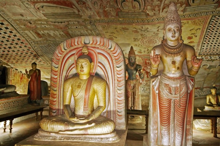 Boeddhabeelden in de Dambulla grotten